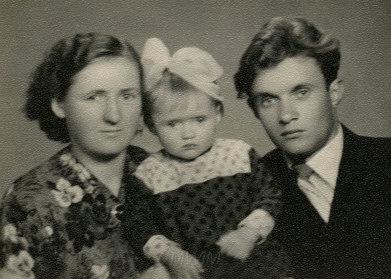KKE 4059.jpg - Od lewej: Irena (Drutejko) Pukis, Łajmutia Pukis, Władysław Pukis, Wilno, 1959 r.